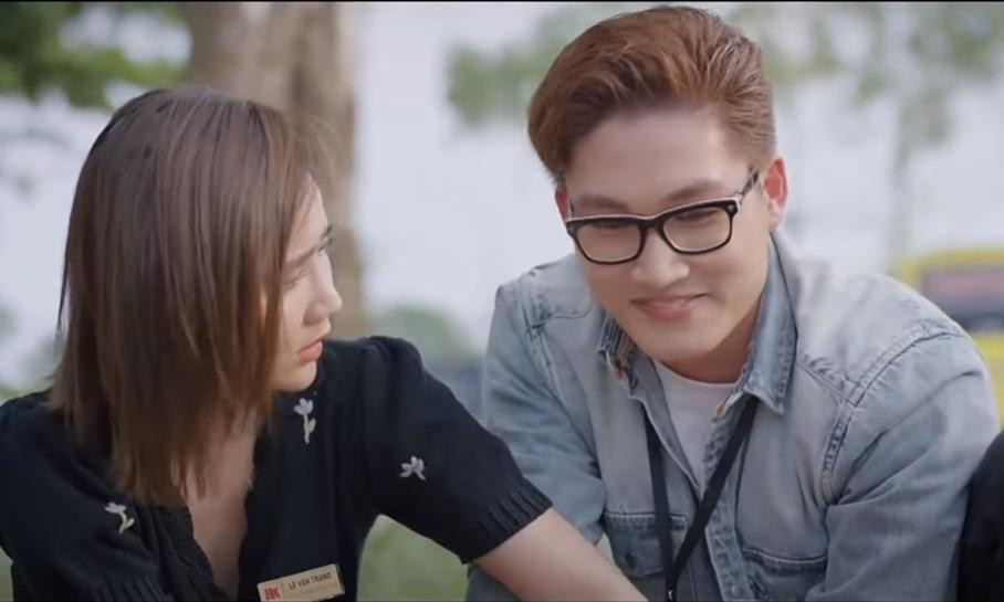 Hoàng Duy vui ra mặt khi có cơ hội ở gần bên Vân Trang Hoàng Duy vui ra mặt khi có cơ hội ở gần bên Vân Trang