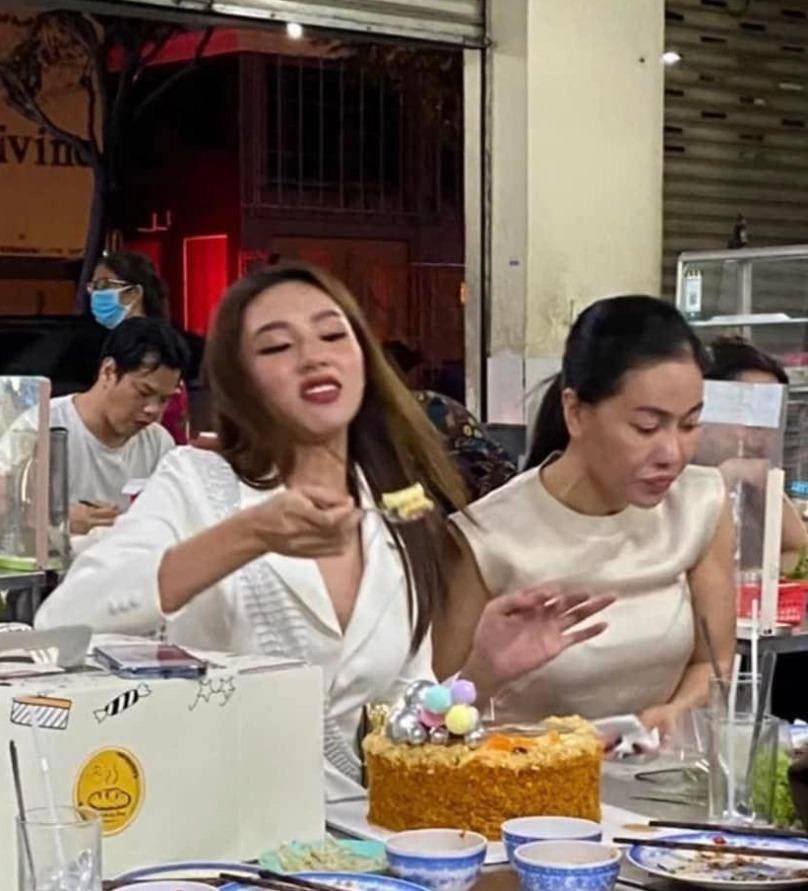 Thùy Tiên thích thú với những món dễ gây tăng cân