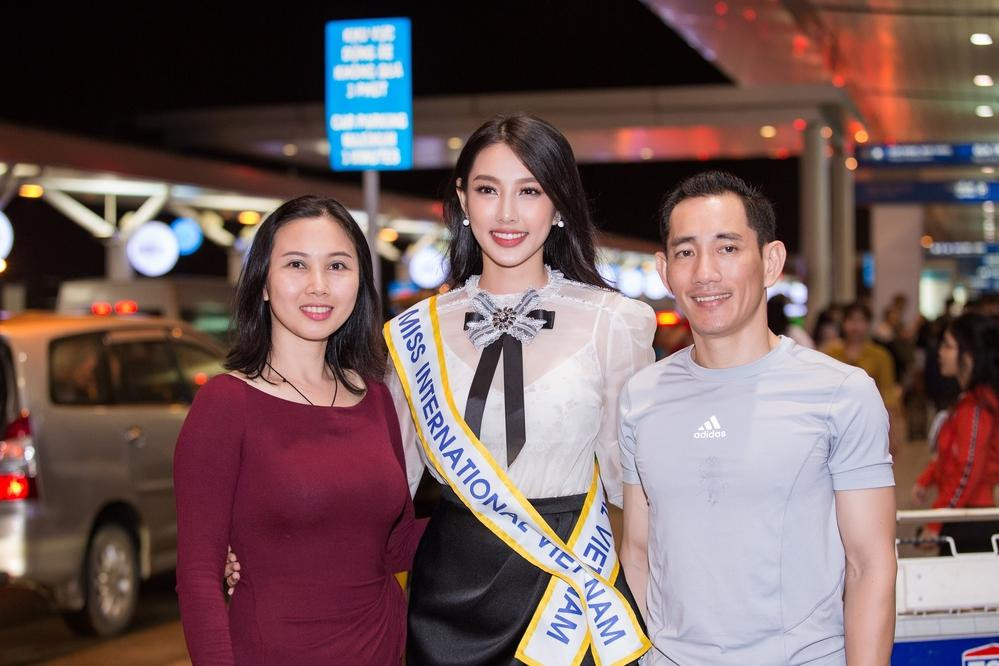 Bố mẹ Thùy Tiên tiễn con gái lên đường thi Miss International vào năm 2018. Bố mẹ Thùy Tiên tiễn con gái lên đường thi Miss International vào năm 2018.