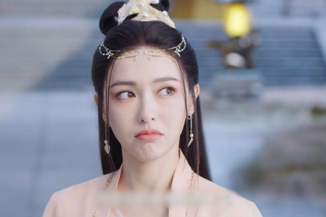 Đường Yến cố diễn ngây thơ lí lắc trong phim mới.