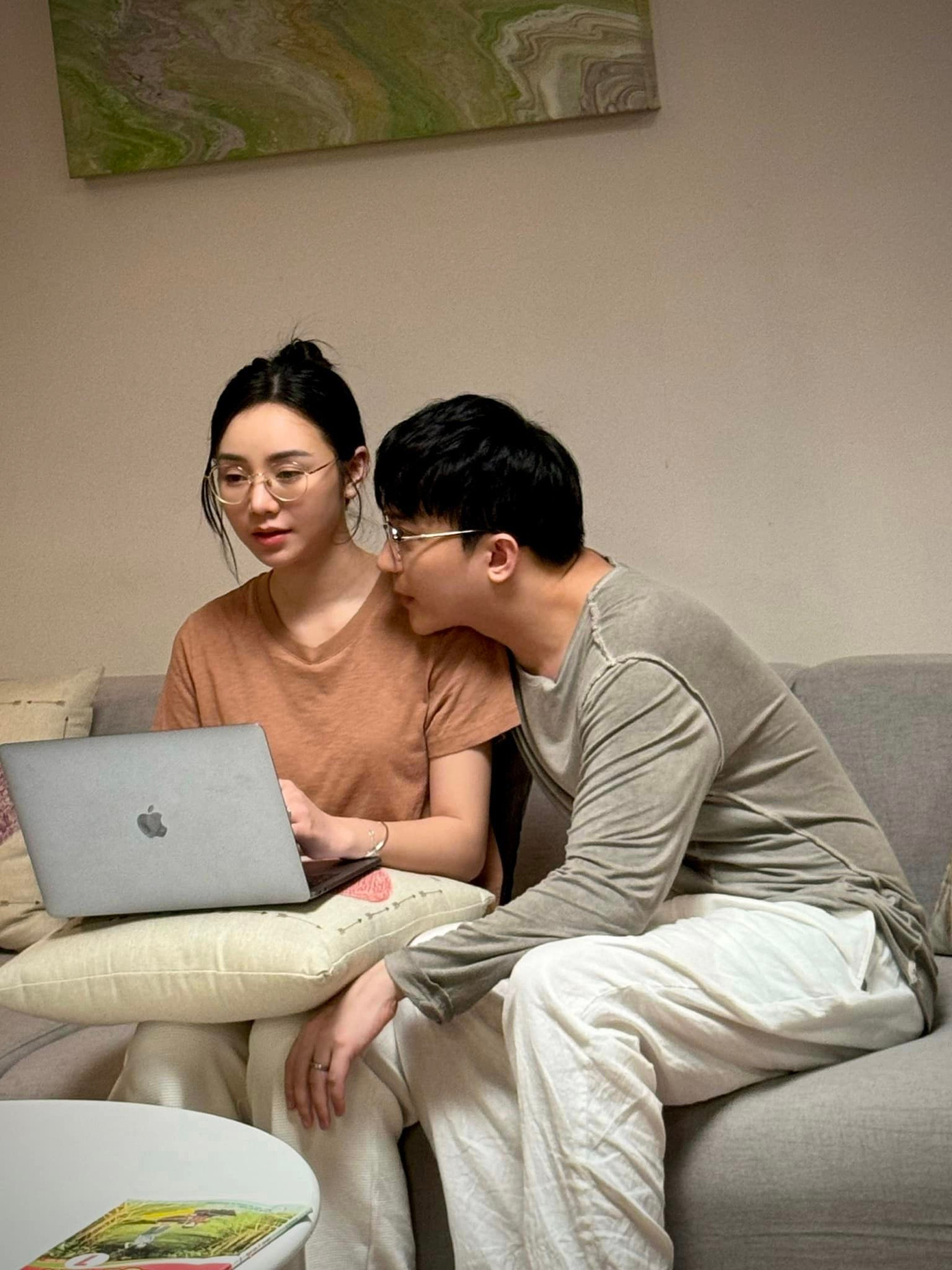 Nguyệt không thể tha thứ được cho chồng. Nguyệt không thể tha thứ được cho chồng.