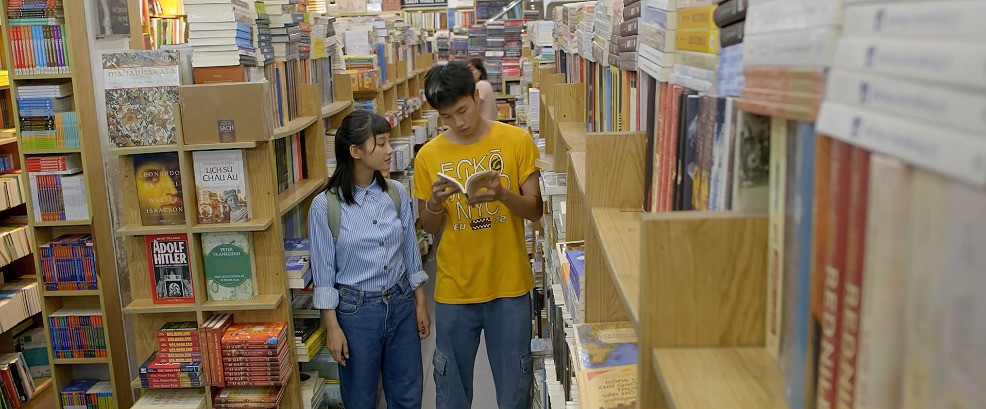 Nhờ rủ Pu đi mua sách mà Chải đã được ở gần người thương. Nhờ rủ Pu đi mua sách mà Chải đã được ở gần người thương.