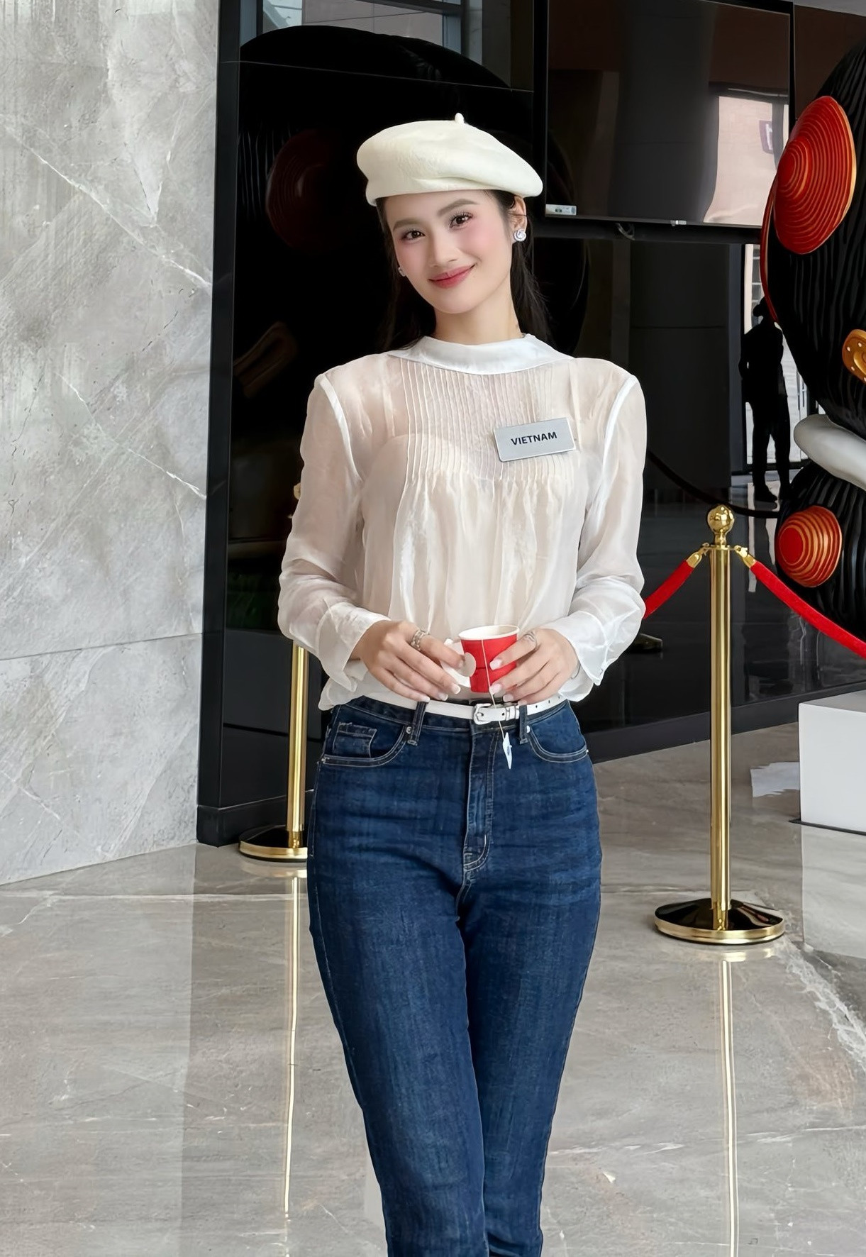 Hoa hậu Ý Nhi tươi tắn trong buổi tập cho đêm Chung kết.