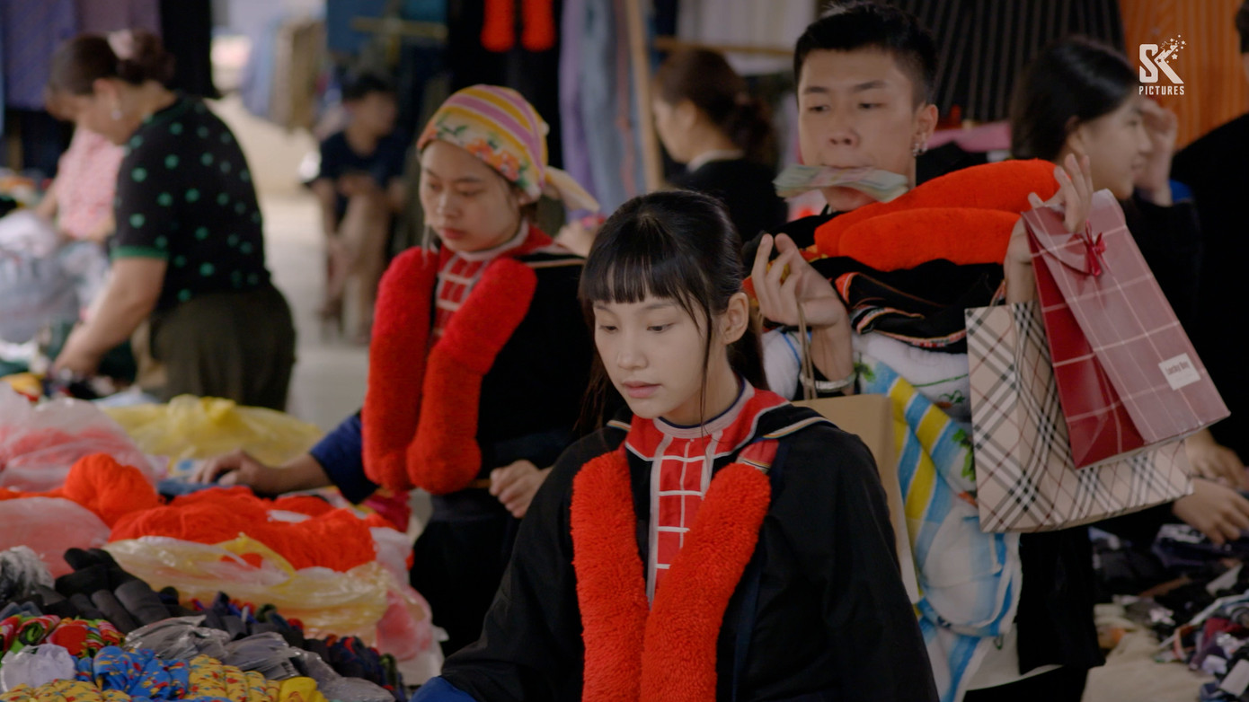 Đi Giữa Trời Rực Rỡ đang gây tranh cãi về trang phục của diễn viên.