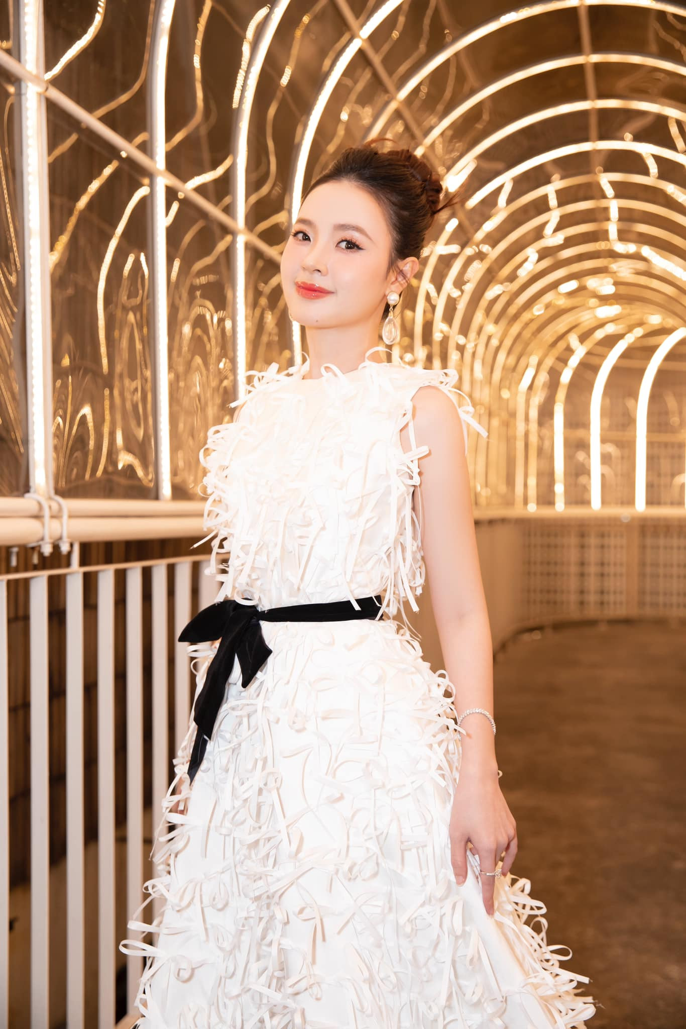 Nữ diễn viên vẫn chăm chỉ làm việc sau khi trở thành "nàng dâu hào môn".