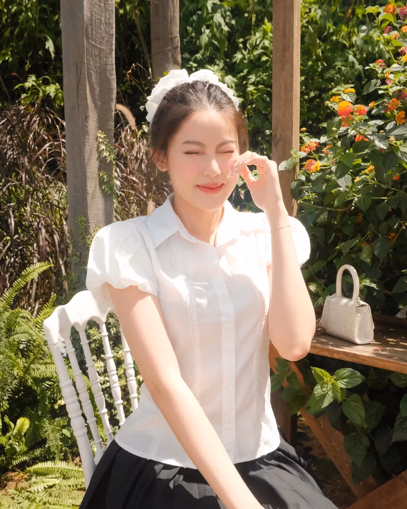 Cô được khen đẹp đôi với HIEUTHUHAI và biết cư xử để không ảnh hưởng tới bạn trai.