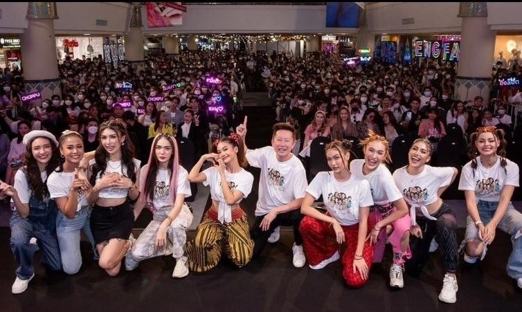 Hiện giờ ông Nawat lại bận rộn với Top 10 Miss Grand International Thailand