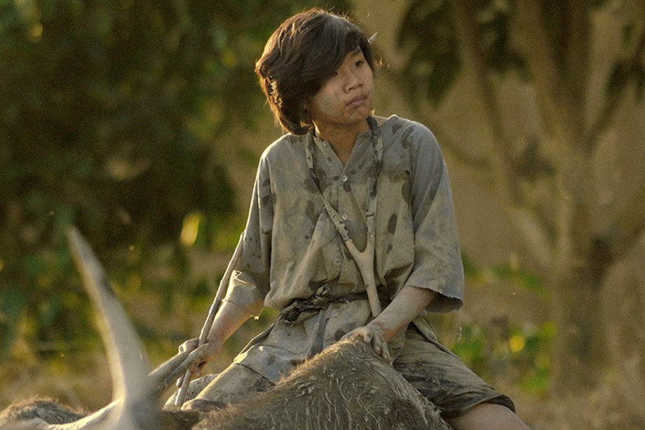 Kỳ Phong cưỡi trâu trong phim Đất Rừng Phương Nam.