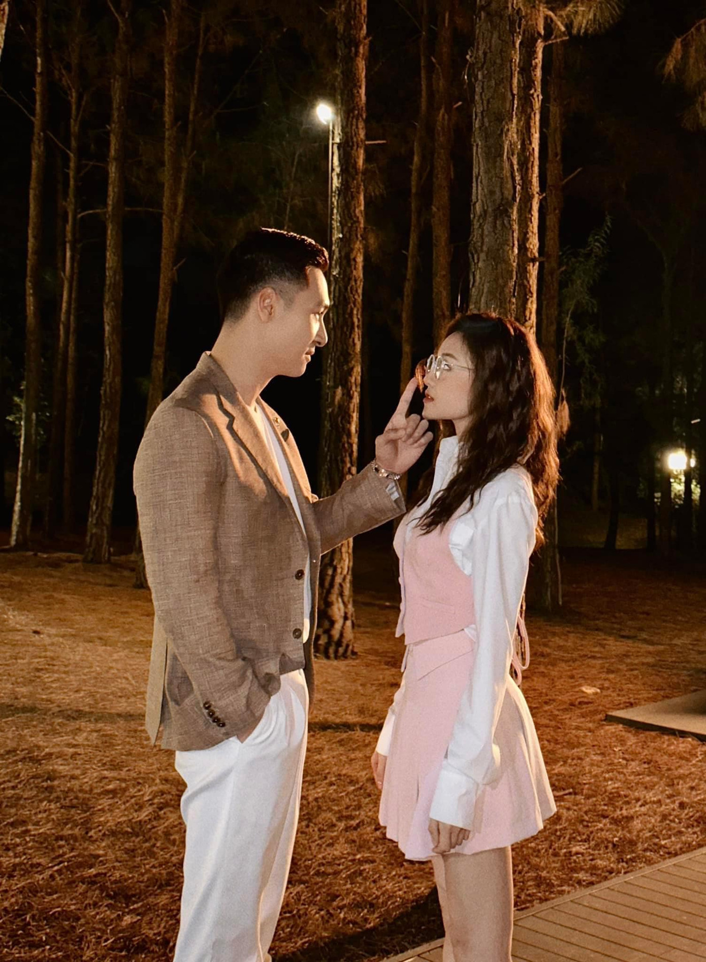 Hai nhân vật có nhiều cảnh tình cảm sau khi chính thức hẹn hò Hai nhân vật có nhiều cảnh tình cảm sau khi chính thức hẹn hò