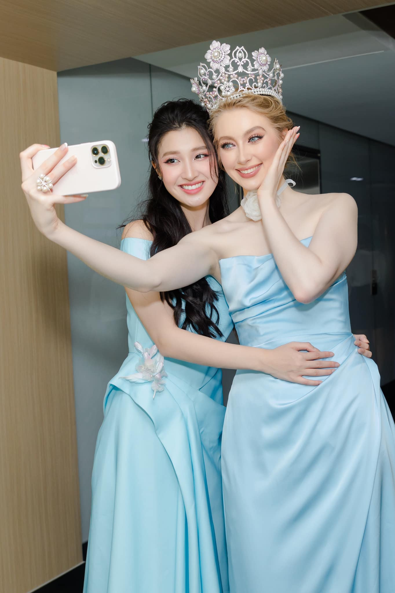 Chính đương kim Hoa hậu Quốc tế Jasmin Selberg còn khen Phương Nhi quá xinh đẹp. Chính đương kim Hoa hậu Quốc tế Jasmin Selberg còn khen Phương Nhi quá xinh đẹp.