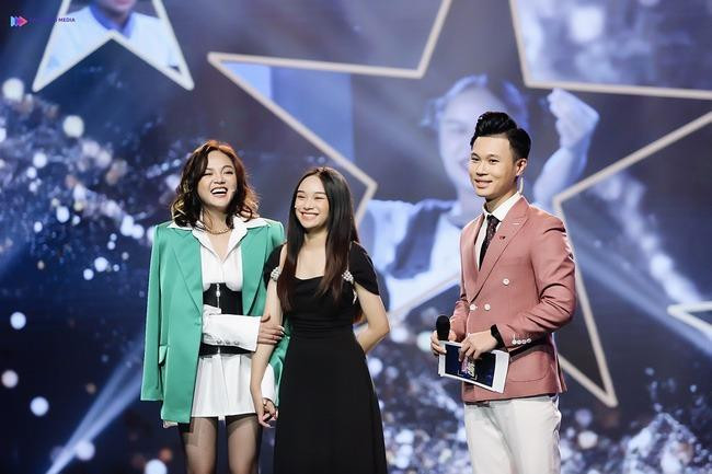 Cô là thí sinh thuộc đội Thu Quỳnh Cô là thí sinh thuộc đội Thu Quỳnh