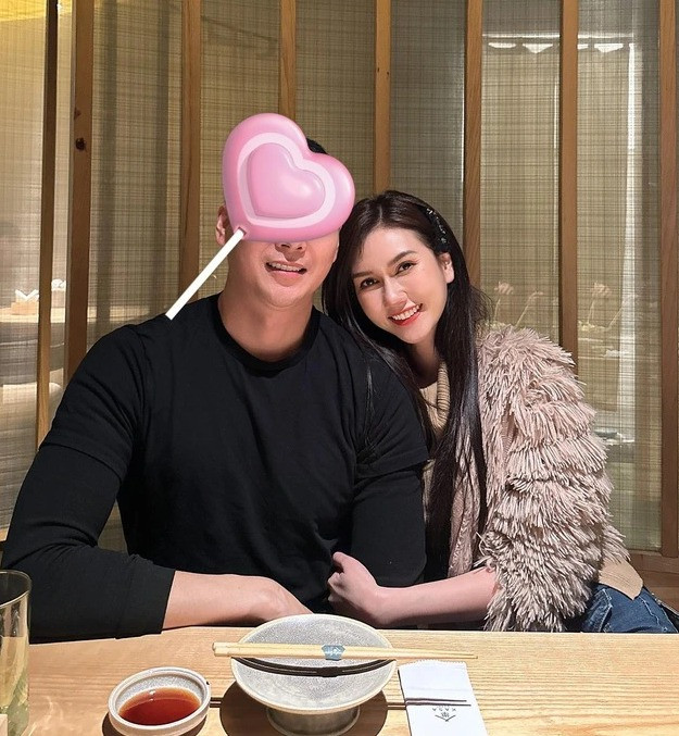 Nguyên nhân cũng vì những bức ảnh giấu mặt bạn trai của Hương Giang.