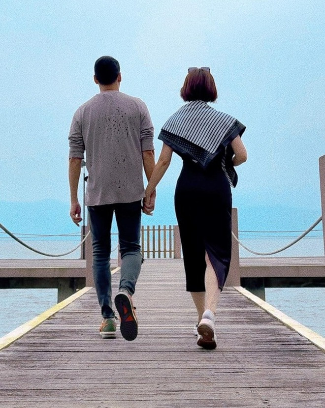 Nguyên nhân cũng vì những bức ảnh giấu mặt bạn trai của Hương Giang.