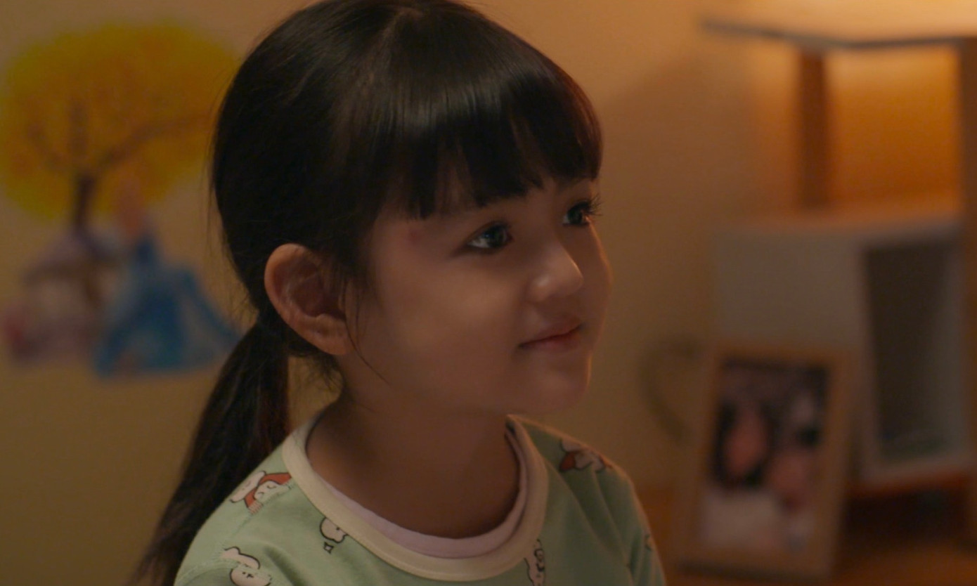 Cô bé sở hữu gương mặt xinh như búp bê.