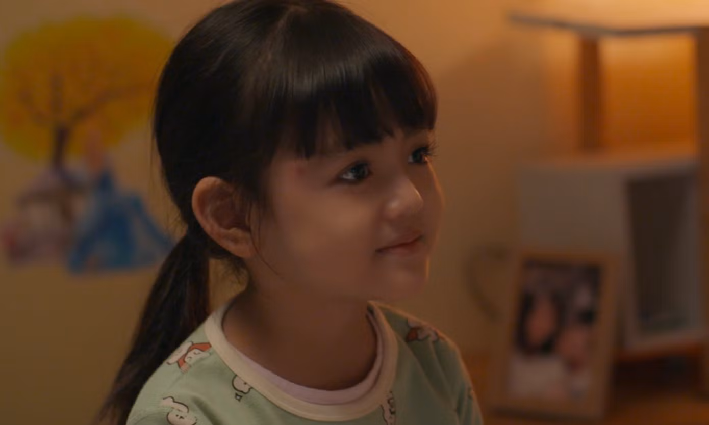 Cô bé sở hữu gương mặt xinh như búp bê.