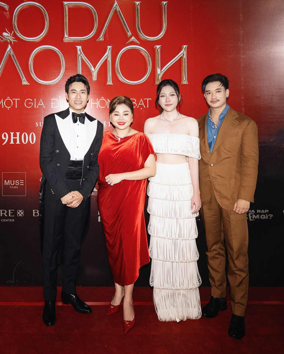 Song Luân nắm tay Uyển Ân trên thảm đỏ.