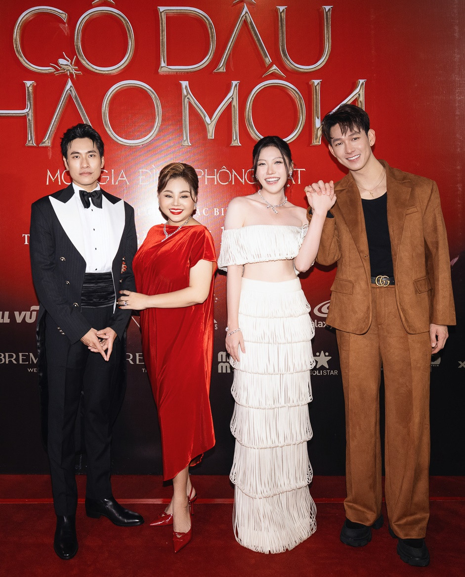 Song Luân nắm tay Uyển Ân trên thảm đỏ.