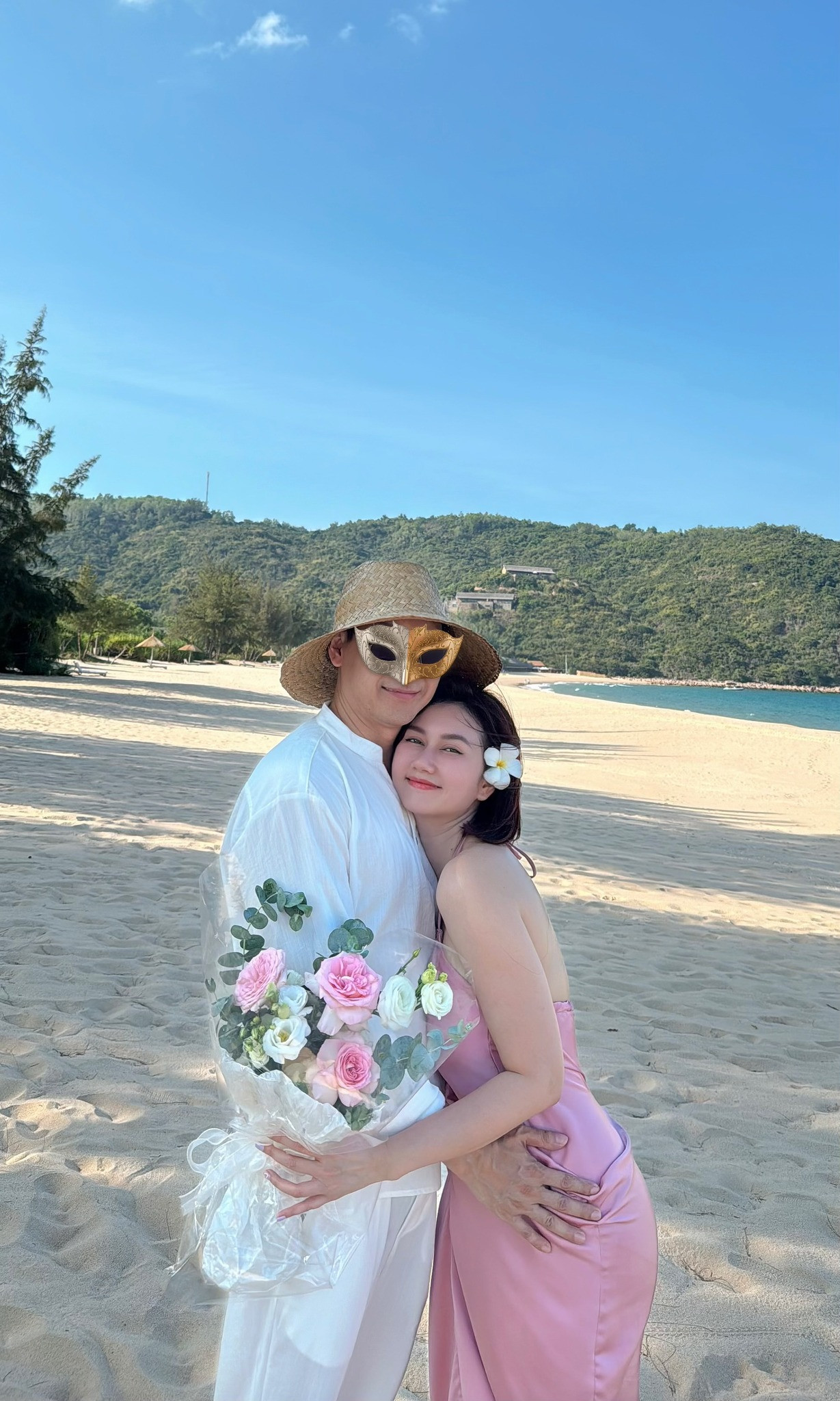 Hương Giang nhiều lần khoe ảnh hạnh phúc bên bạn trai mới. Hương Giang nhiều lần khoe ảnh hạnh phúc bên bạn trai mới.