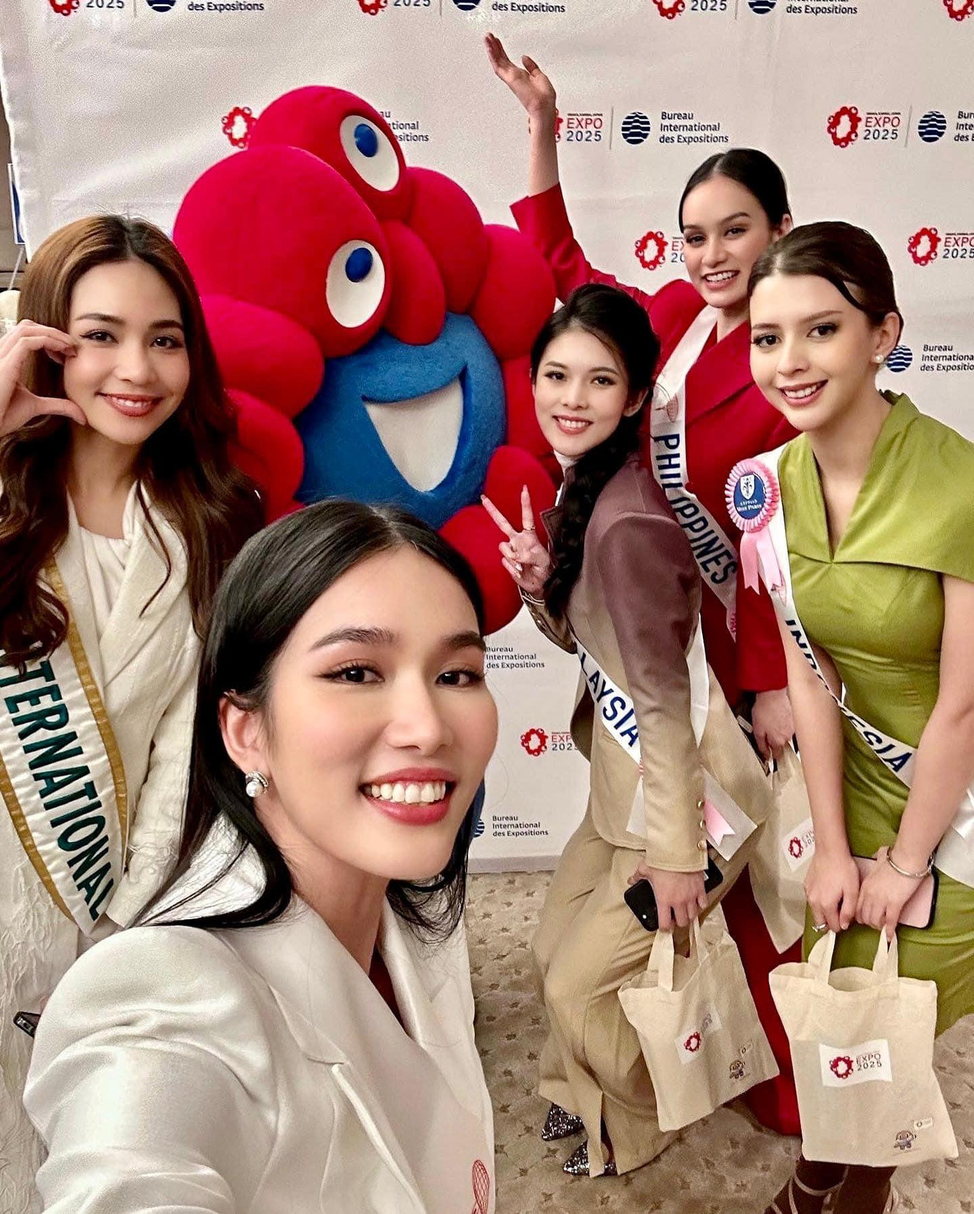 ... Vì cô đã có một lịch trình khác. ... Vì cô đã có một lịch trình khác.