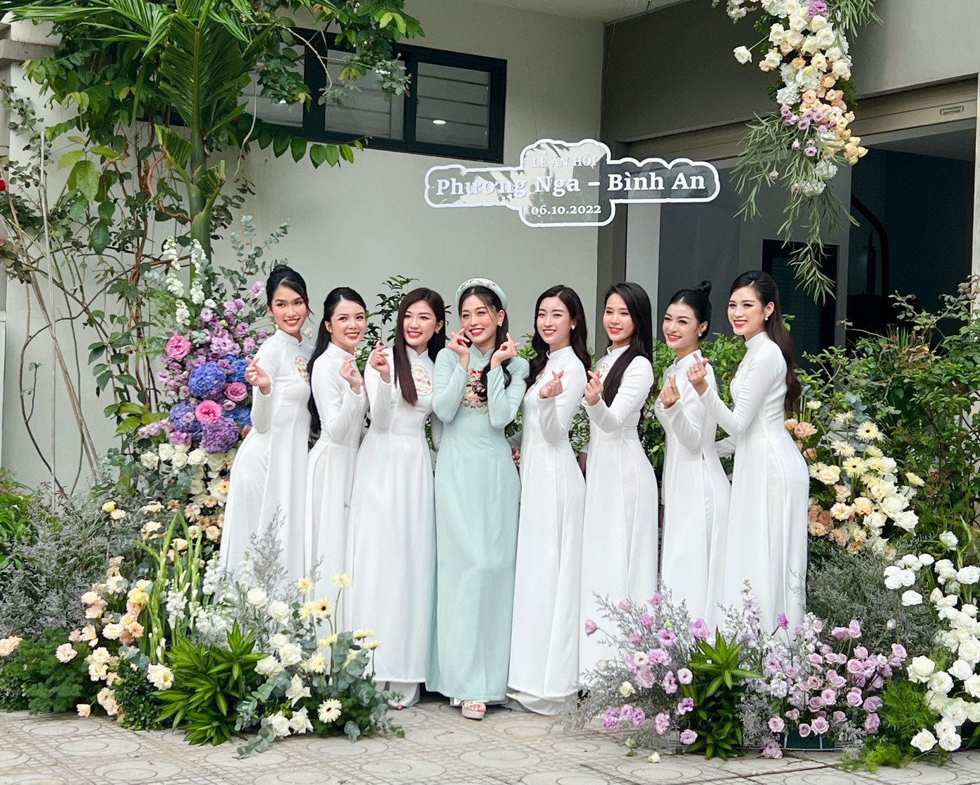 Hoa hậu Đỗ Thị Hà từng bê tráp trong đám hỏi Phương Nga. Hoa hậu Đỗ Thị Hà từng bê tráp trong đám hỏi Phương Nga.