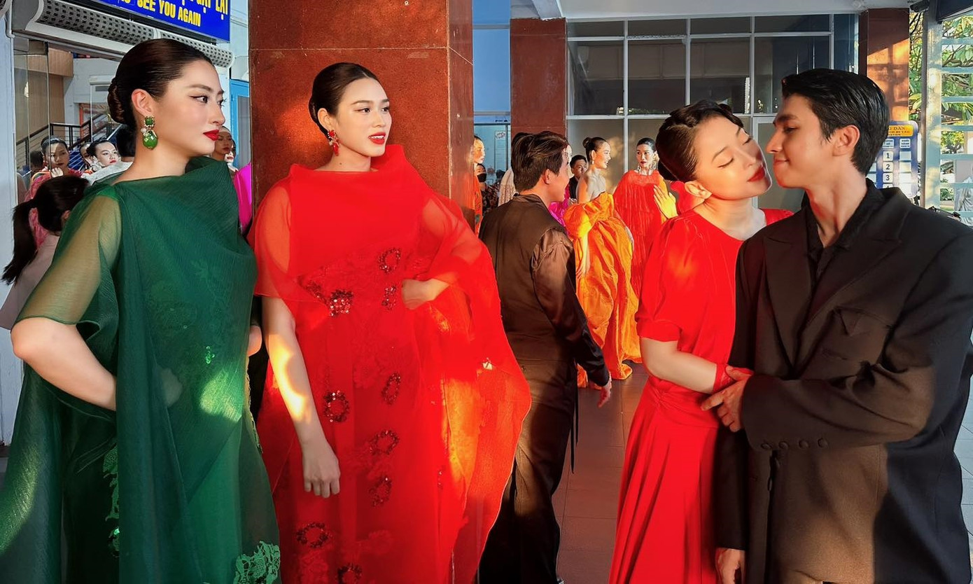 Khoảnh khắc đáng yêu của các nàng hậu khiến ai cũng phải buồn cười. Khoảnh khắc đáng yêu của các nàng hậu khiến ai cũng phải buồn cười.