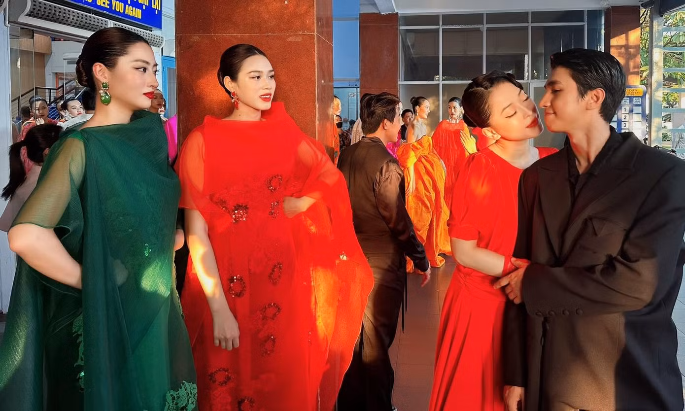 Khoảnh khắc đáng yêu của các nàng hậu khiến ai cũng phải buồn cười.