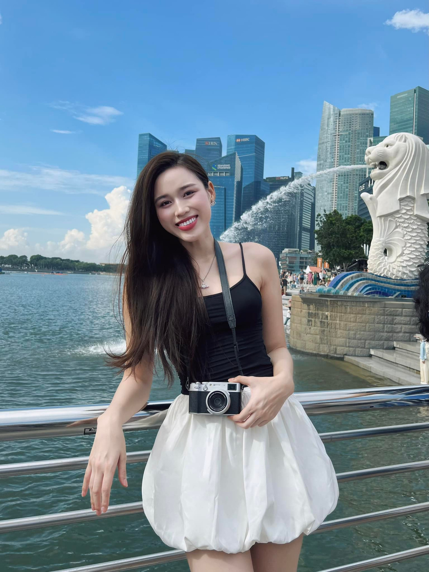 Nàng hậu vừa khoe loạt ảnh đi du lịch Singapore. Nàng hậu vừa khoe loạt ảnh đi du lịch Singapore.