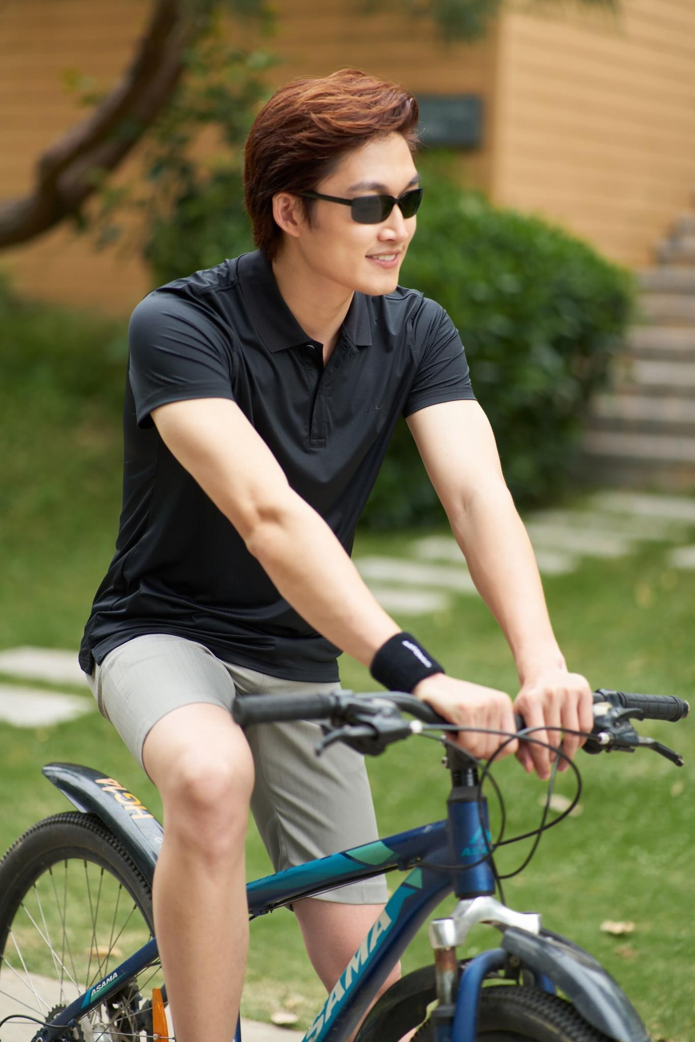 Đình Tú chăm chỉ đăng ảnh mới nhưng không đề cập chuyện cá nhân