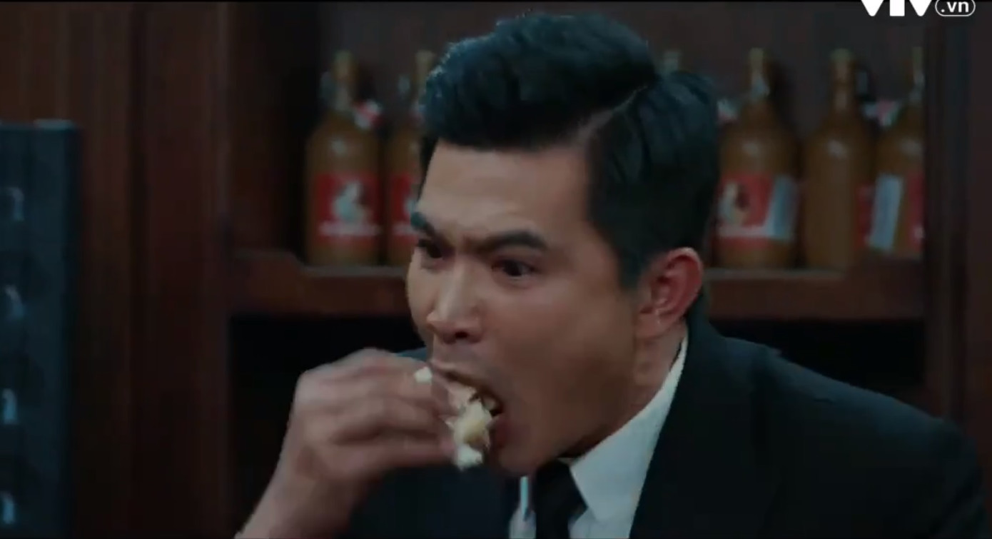 Nghĩa ngấu nghiến ăn miếng bánh đã bị Hà hất đổ.