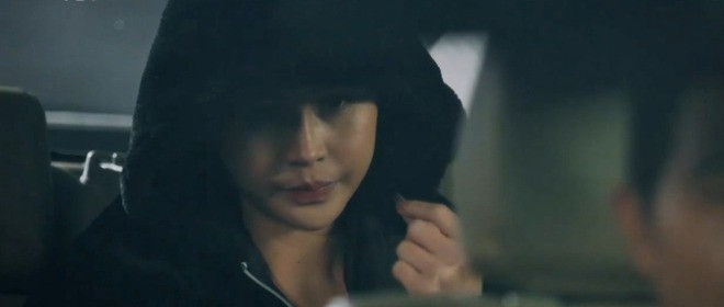 An Nhiên cắn hướng dương khi bàn chuyện với Nghĩa.