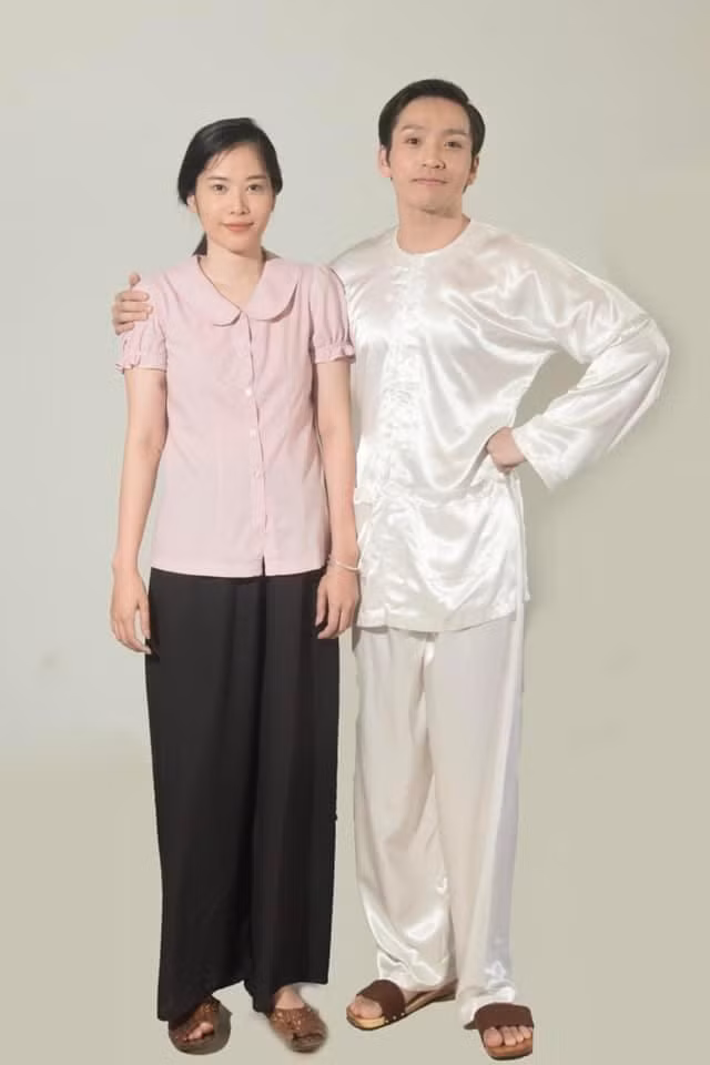 Nam Em trong tạo hình của nhân vật Huệ bên cạnh Bạch Công Khanh.