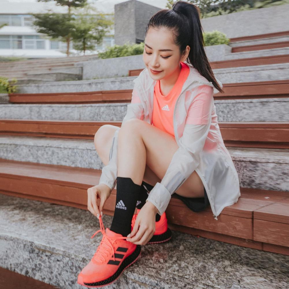 Chi Pu từng làm người mẫu cho nhiều nhãn hàng thời trang.