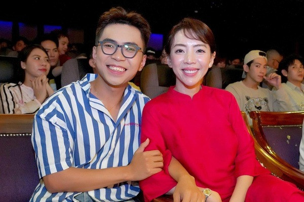 Nữ diễn viên khéo léo bênh vực đàn em nhưng vẫn bị netizen chỉ trích. Nữ diễn viên khéo léo bênh vực đàn em nhưng vẫn bị netizen chỉ trích.