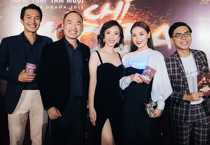 Nữ diễn viên khéo léo bênh vực đàn em nhưng vẫn bị netizen chỉ trích. Nữ diễn viên khéo léo bênh vực đàn em nhưng vẫn bị netizen chỉ trích.