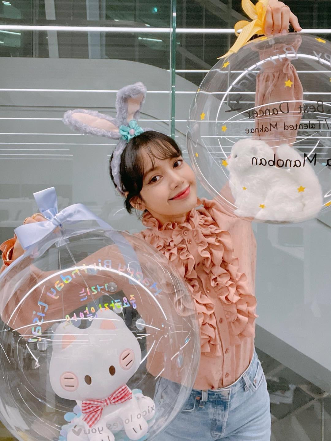 Giờ thì Lisa đã thành ngôi sao hàng đầu châu Á. Giờ thì Lisa đã thành ngôi sao hàng đầu châu Á.