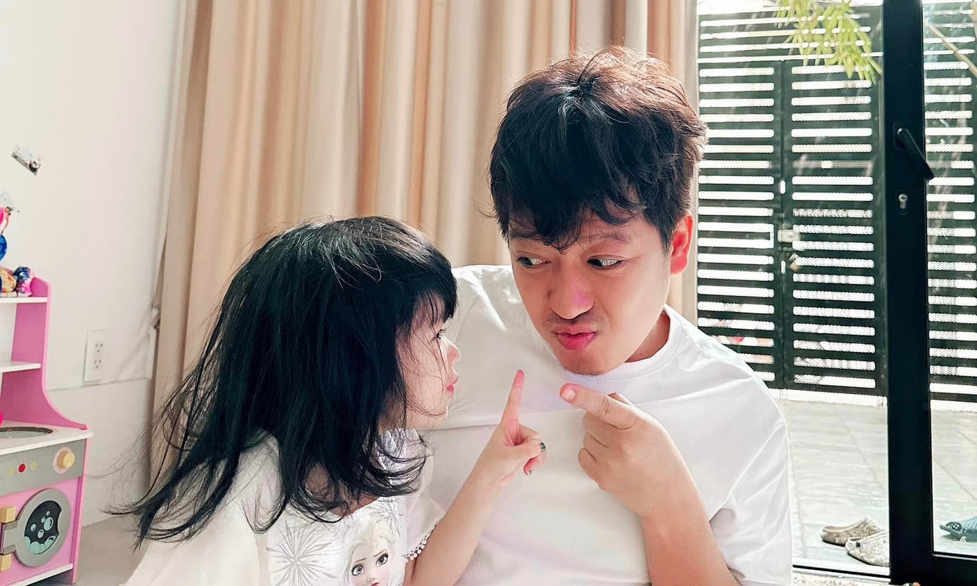 Trường Giang chăm sóc con gái rất kỹ Trường Giang chăm sóc con gái rất kỹ