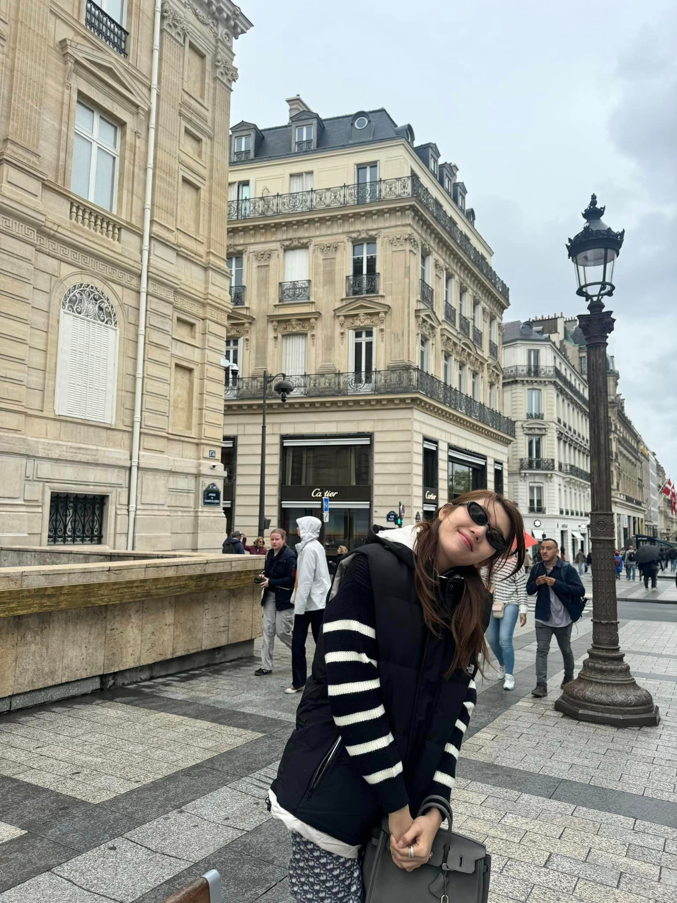 Cùng du ngoạn Paris và mặc đồ tương đồng hưng hai người chỉ đăng ảnh riêng lẻ. Cùng du ngoạn Paris và mặc đồ tương đồng hưng hai người chỉ đăng ảnh riêng lẻ.