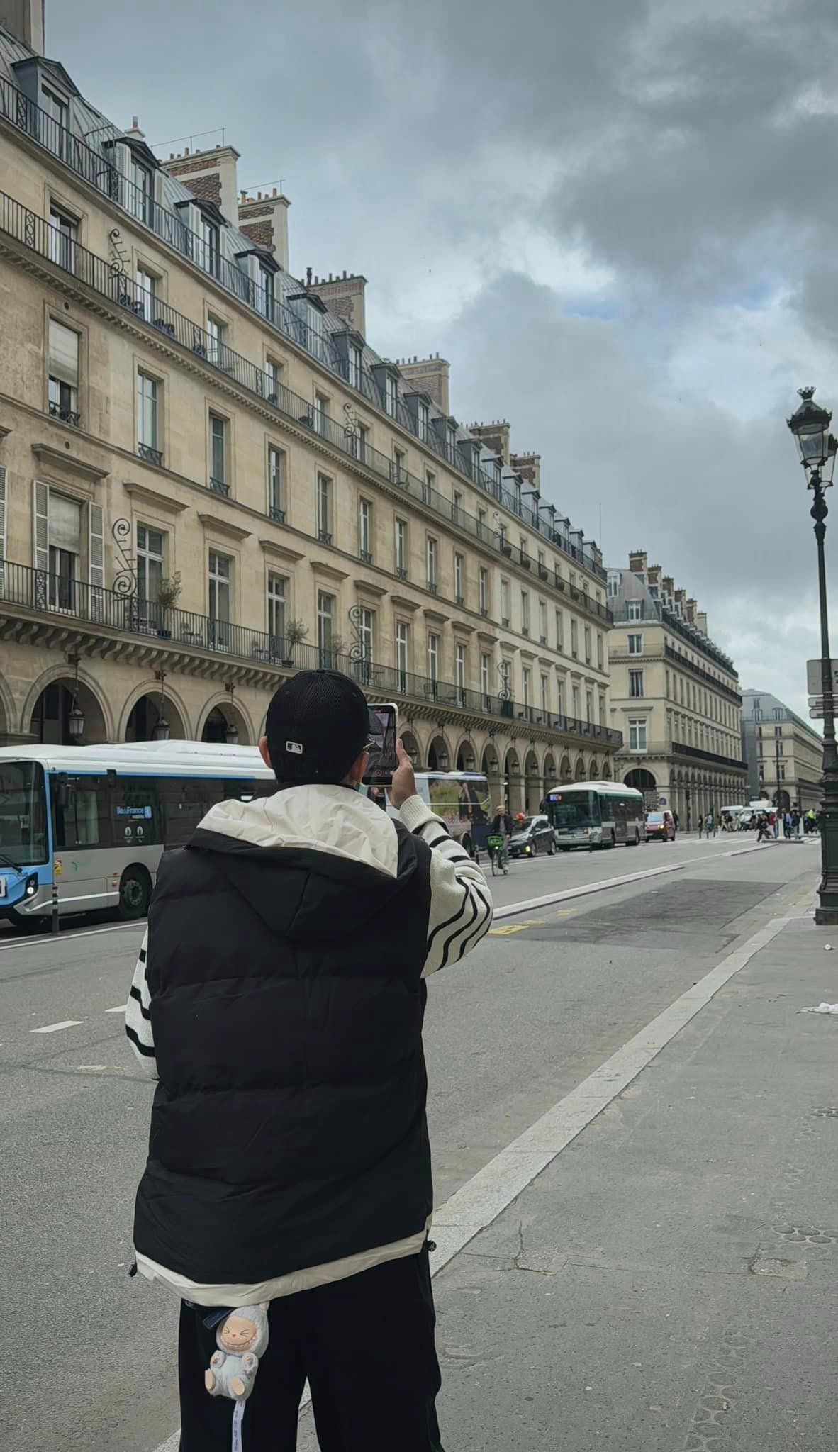 Cùng du ngoạn Paris và mặc đồ tương đồng hưng hai người chỉ đăng ảnh riêng lẻ. Cùng du ngoạn Paris và mặc đồ tương đồng hưng hai người chỉ đăng ảnh riêng lẻ.