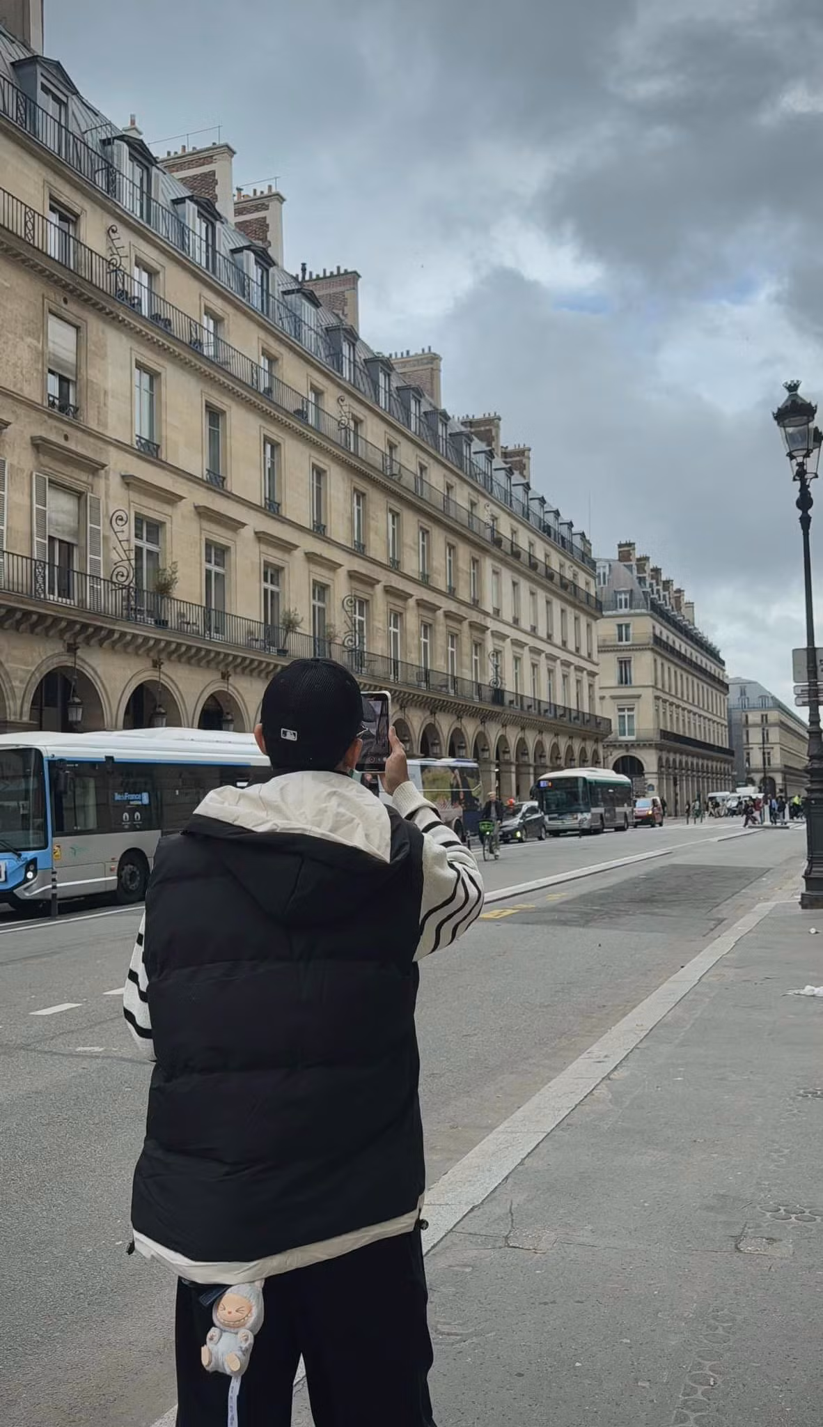 Cùng du ngoạn Paris và mặc đồ tương đồng hưng hai người chỉ đăng ảnh riêng lẻ.