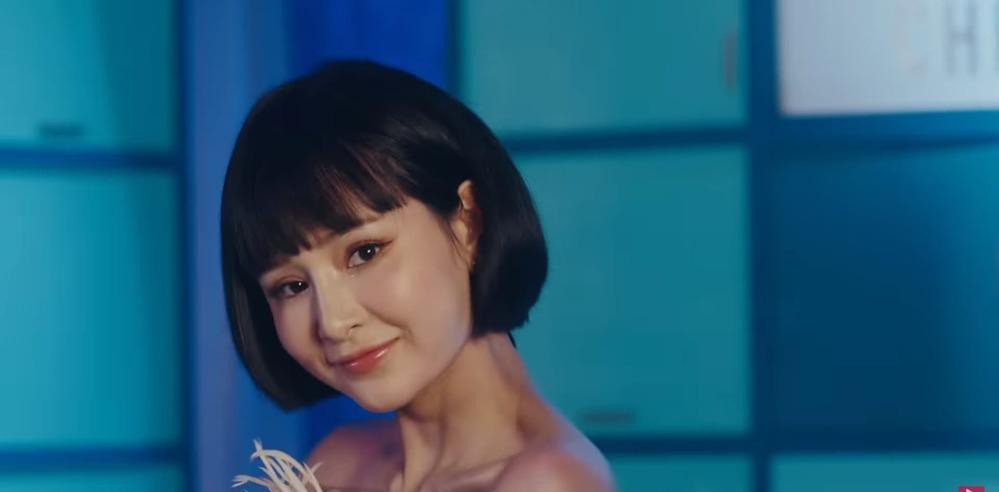 Hiền Hồ nhìn rất khác lạ trong MV mới hát cùng Thiều Bảo Trâm. Hiền Hồ nhìn rất khác lạ trong MV mới hát cùng Thiều Bảo Trâm.