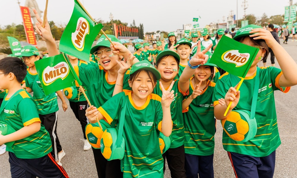 Hành trình đi bộ của các em luôn sôi nổi tinh thần thể thao và đầy ắp tiếng cười