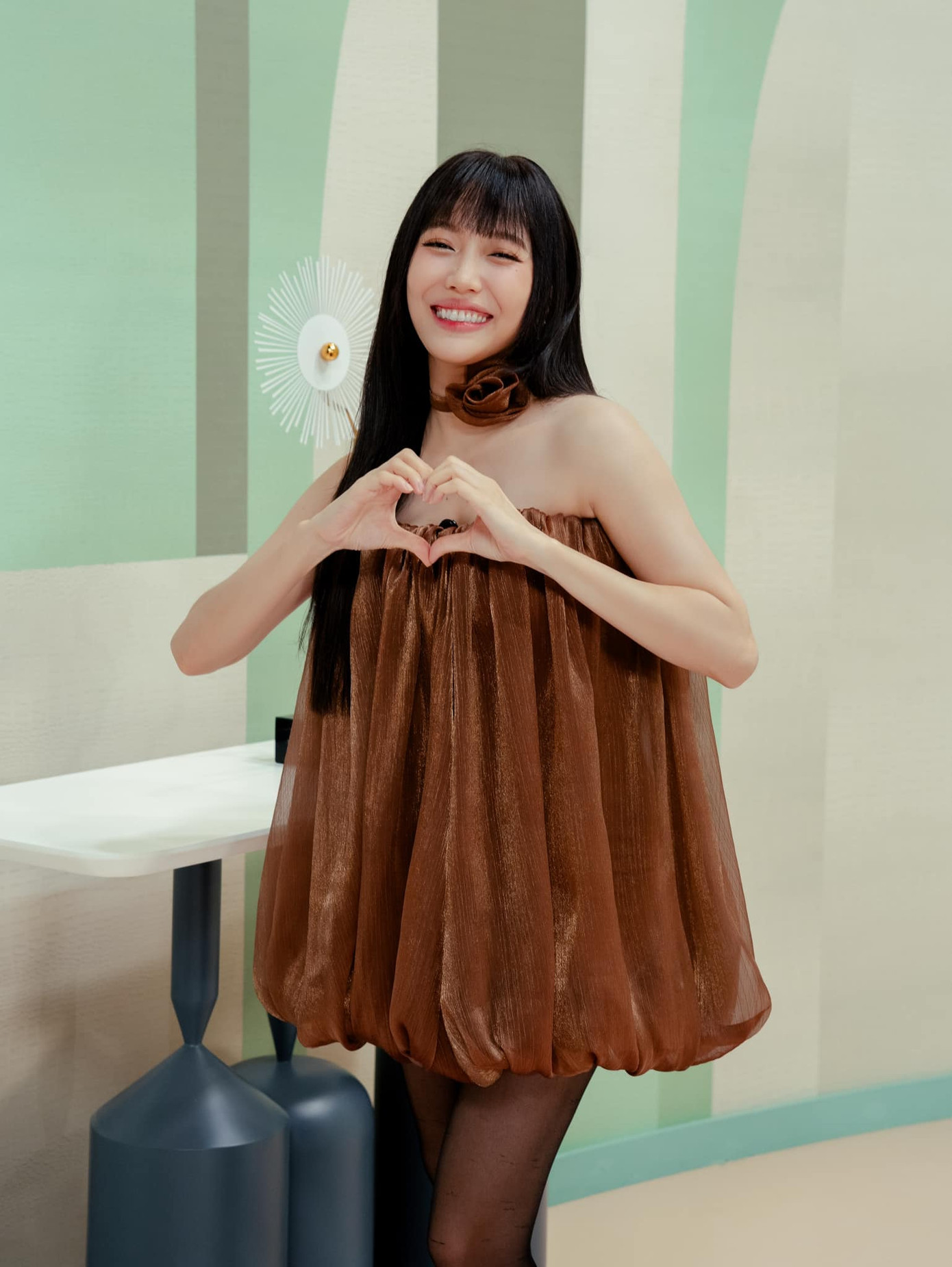 Cô giải thích rằng mình phải mặc vậy để không bị chìm trước "sóng gió" của chương trình.