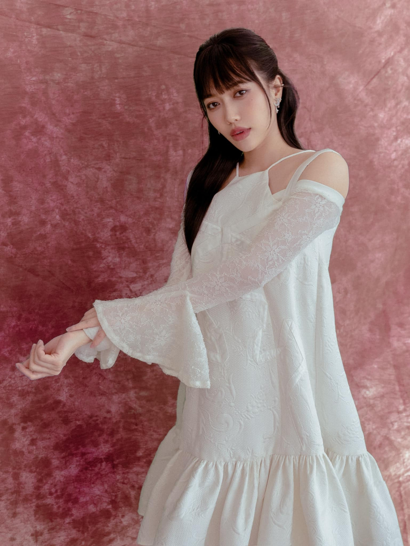 Cô giải thích rằng mình phải mặc vậy để không bị chìm trước "sóng gió" của chương trình.