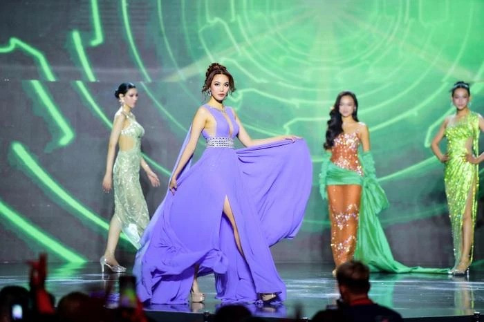 Lan Khuê lộng lẫy trên sân khấu Chung kết Miss International Queen Vietnam 2023. Lan Khuê lộng lẫy trên sân khấu Chung kết Miss International Queen Vietnam 2023.