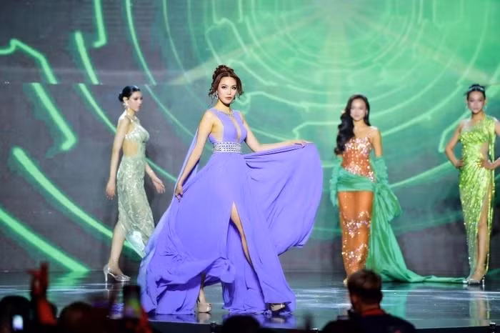 Lan Khuê lộng lẫy trên sân khấu Chung kết Miss International Queen Vietnam 2023.