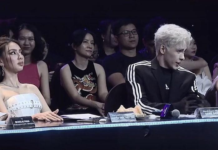 Nàng hậu trông mệt mỏi thấy rõ trong một sự kiện