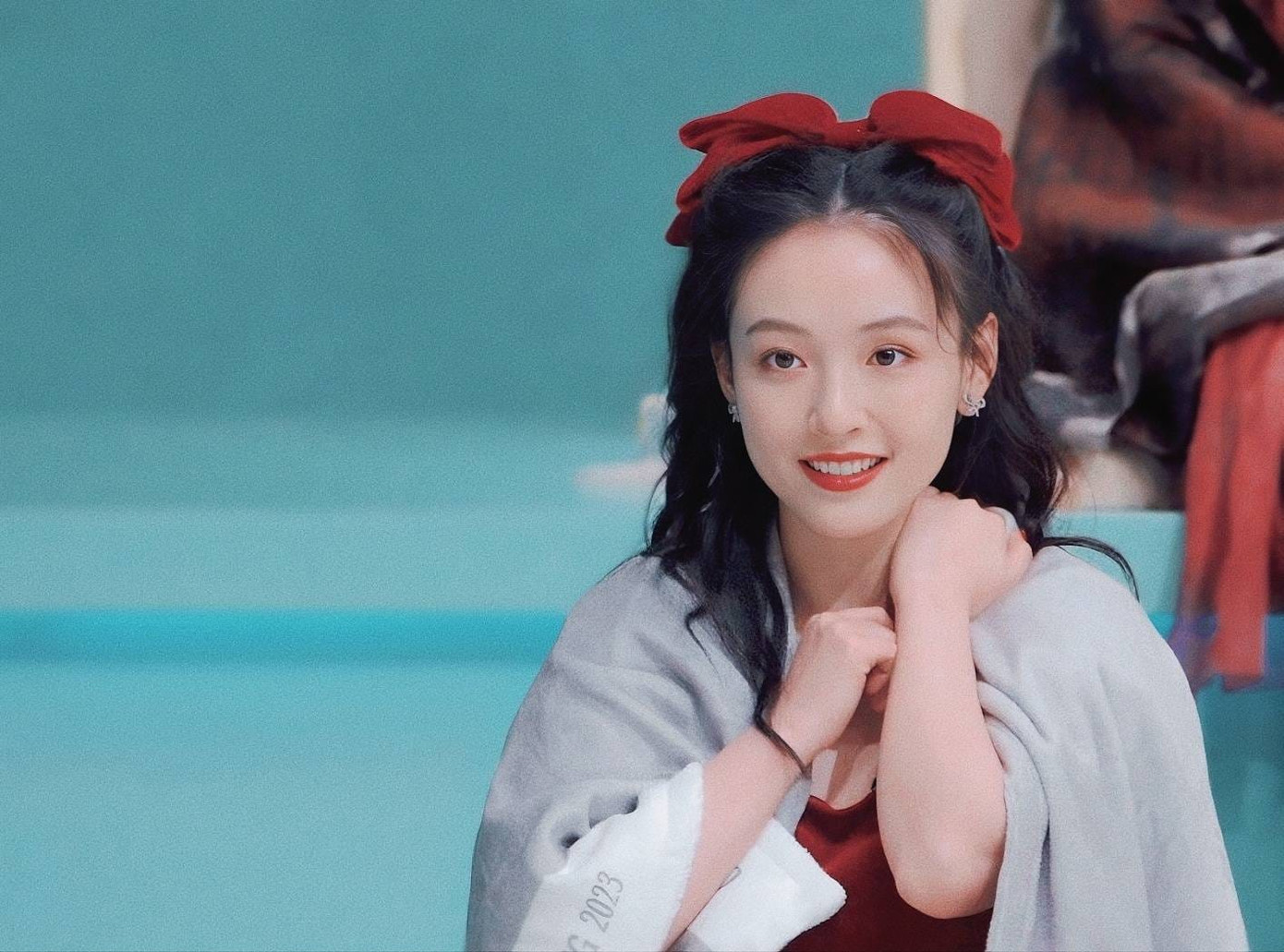 Cô lo lắng thấy rõ trước tiết mục đầu tiên. Cô lo lắng thấy rõ trước tiết mục đầu tiên.