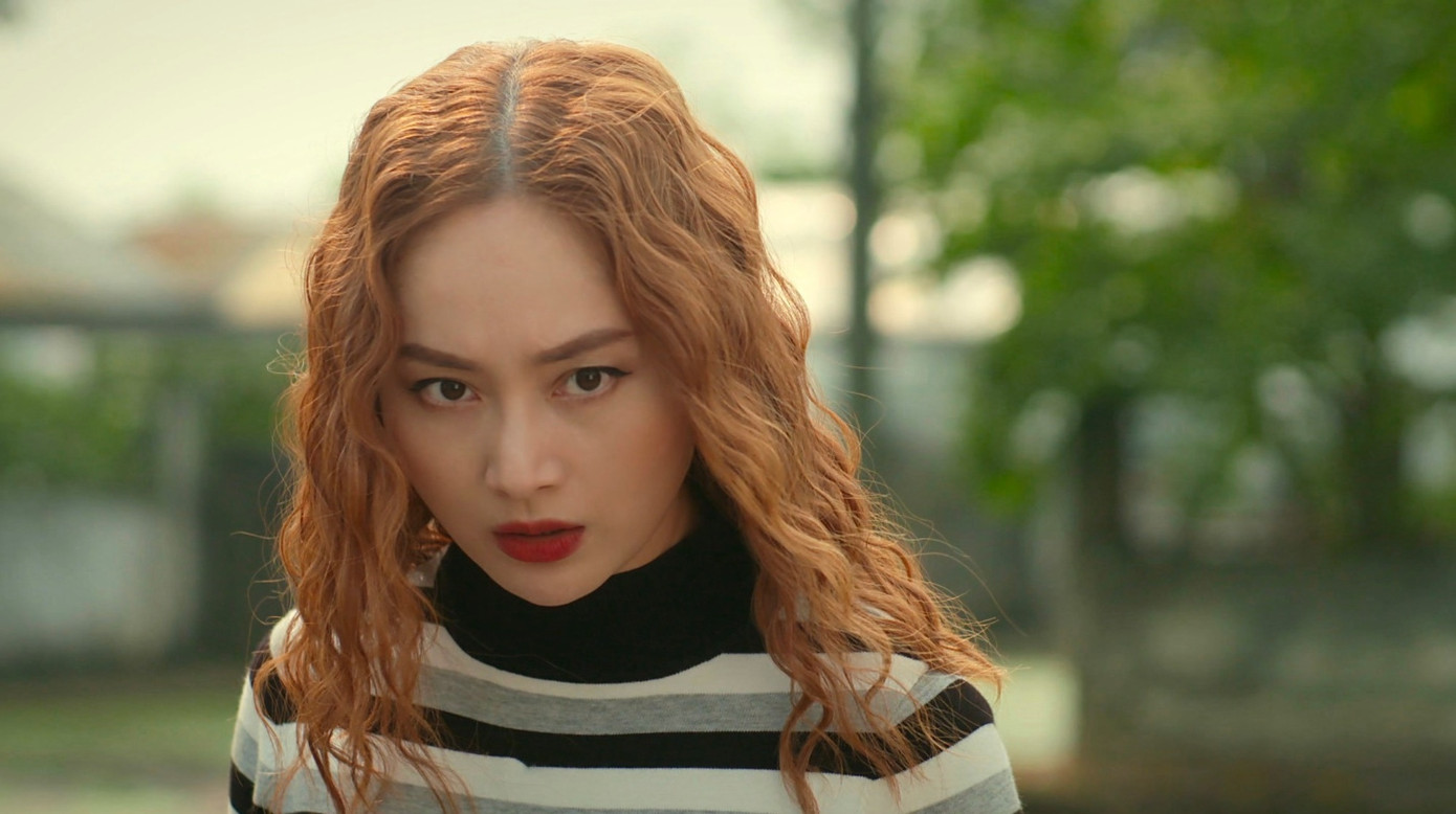 Hà phát hiện hành động đáng ngờ của anh chồng. Hà phát hiện hành động đáng ngờ của anh chồng.