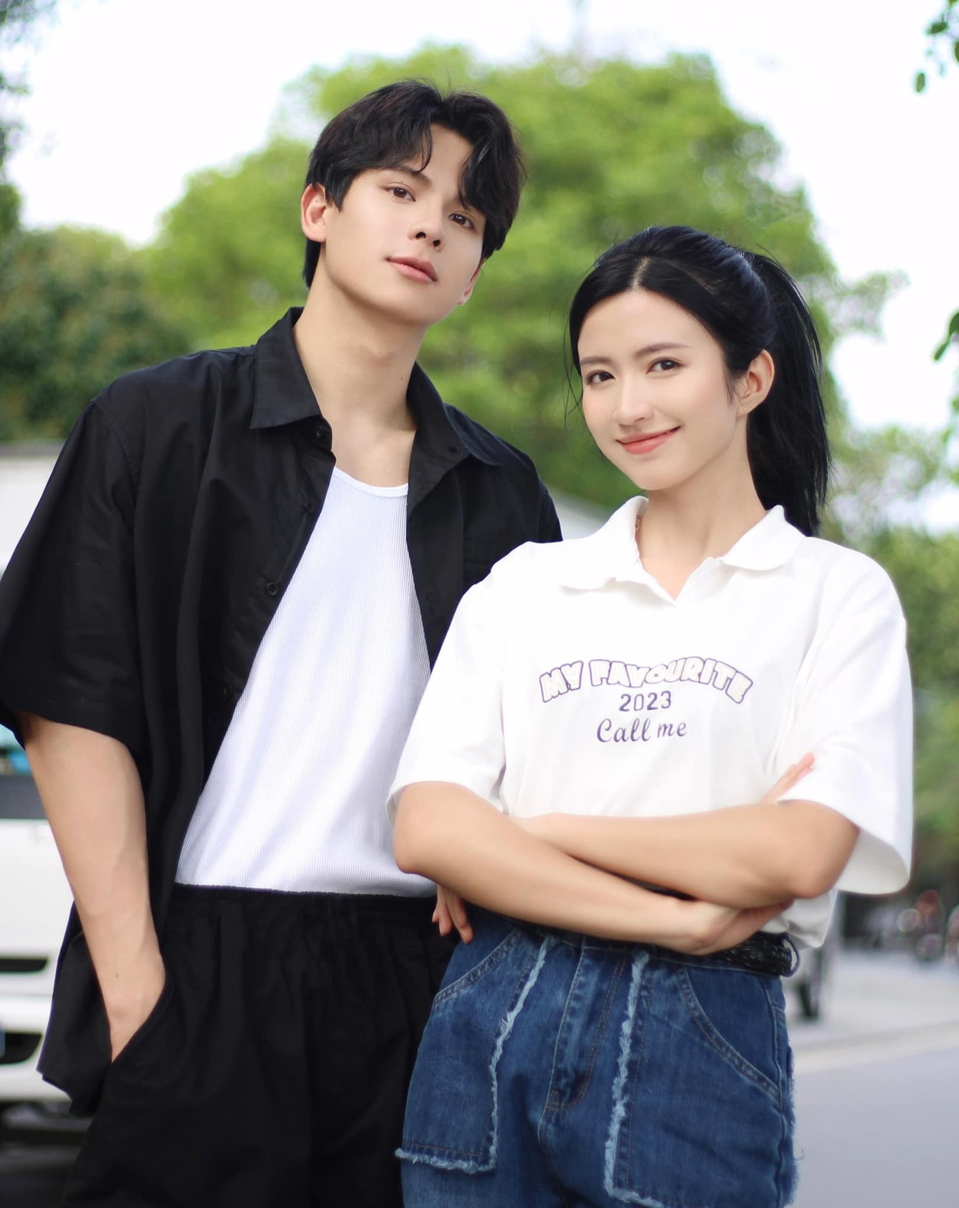 Thảo và Phi là bạn bè thân thiết. Thảo và Phi là bạn bè thân thiết.