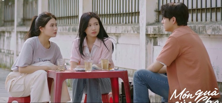 Hai cô gái bị chê là hành xử kém duyên với bạn thân khác giới. Hai cô gái bị chê là hành xử kém duyên với bạn thân khác giới.